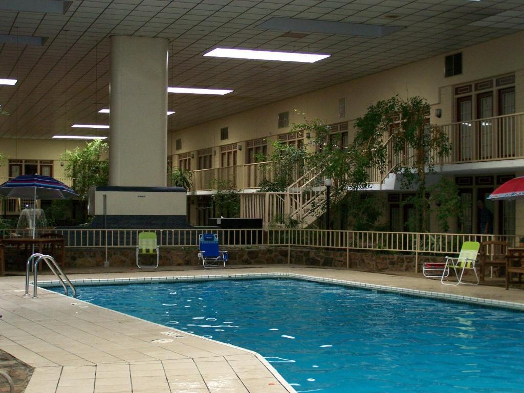 Seasons Inn And Suites Форт Смит Екстериор снимка